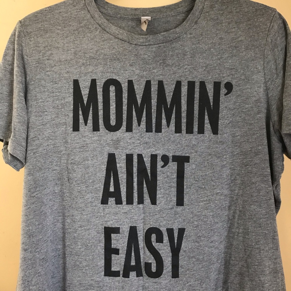 Women’s Graphic Tee ‘Mommin Ain’t Easy’ Sz L